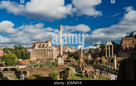 Touristen besuchen alte Ruinen Roman Forum und Palatin-Hügel im historischen Zentrum von Rom Stockfoto