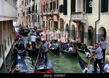 Gondel voller Touristen im "Stau" im Zentrum von Venedig blockiert Stockfoto