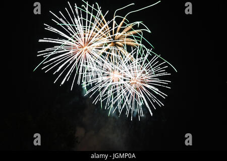 Spektakuläres Feuerwerk am Himmel Stockfoto