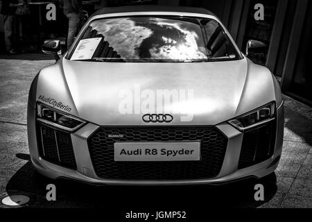 BERLIN - 17. Juni 2017: Sportwagen Audi R8 Spyder Quattro, seit 2011 produziert. Schwarz und weiß. Classic Days Berlin 2017. Stockfoto