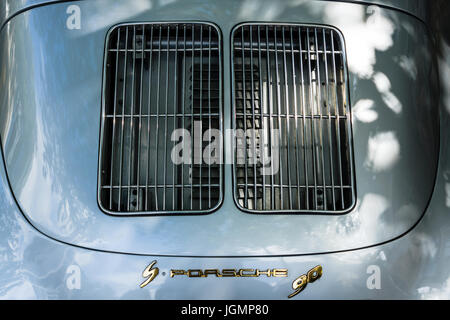 BERLIN - 17. Juni 2017: Lüftungsgitter für die Klimatisierung im Motorraum eines Sportwagens Porsche 356. Classic Days Berlin 2017. Stockfoto