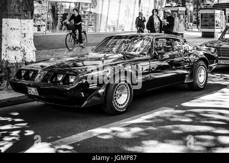 BERLIN - 17. Juni 2017: Muscle-Car Pontiac Firebird Turbo Trans Am (zweite Generation). Schwarz und weiß. Classic Days Berlin 2017. Stockfoto