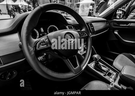 BERLIN - 17. Juni 2017: Innenministerium ein Full-Size SUV Skoda Kodiaq, 2016. Schwarz und weiß. Classic Days Berlin 2017. Stockfoto