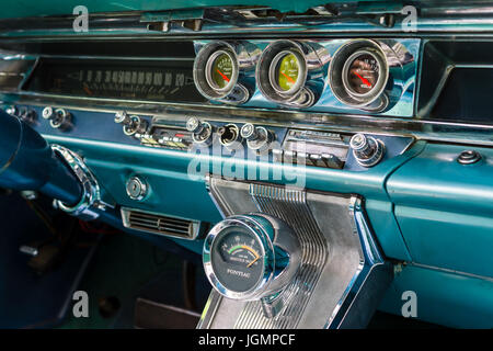 BERLIN - 17. Juni 2017: Fragment des Innenraums eines Full-Size-Autos Pontiac Bonneville, 1963. Classic Days Berlin 2017. Stockfoto