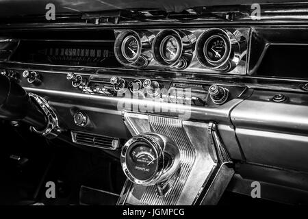 BERLIN - 17. Juni 2017: Fragment des Innenraums eines Full-Size-Autos Pontiac Bonneville, 1963. Schwarz und weiß. Classic Days Berlin 2017. Stockfoto