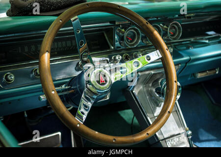 BERLIN - 17. Juni 2017: Kabine eines Full-Size-Autos Pontiac Bonneville, 1963. Classic Days Berlin 2017. Stockfoto