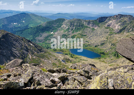 Blick vom Pass zum Bergsee befindet sich in seichten Zirkus. Ergaki Park. Region Krasnojarsk. Russland Stockfoto