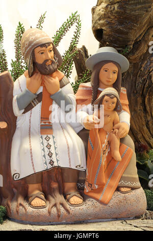 Peruanischen Volk, die die Heilige Familie des Jesuskindes in Steingut Material symbolisiert Stockfoto