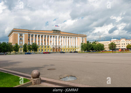 WELIKI NOWGOROD - 9. AUGUST 2016. Verwaltung Gebäude von Weliki Nowgorod Region, Russland Stockfoto