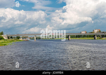 WELIKI NOWGOROD - 9. AUGUST 2016. Die Brücke über den Fluss Wolchow in Weliki Nowgorod. Auf der Fluss schwimmt Schiff. Russland, Weliki Nowgorod. Stockfoto