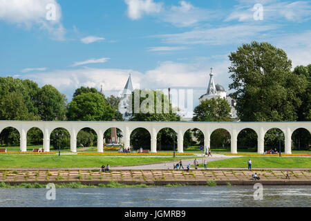 WELIKI NOWGOROD - 9. AUGUST 2016. Yaroslav Court mit Arcade-Trading und orthodoxen Kirchen auf dem Hintergrund. Blick vom Fluss Wolchow Stockfoto