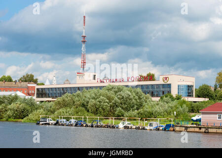 WELIKI NOWGOROD - 9. AUGUST 2016.  Fassade des zwei-Sterne Rossiya Hotel am Ufer des Wolchow im Sommer Tag, architektonische Sommer view Stockfoto