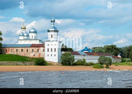 Das architektonische Ensemble der St. George's (Jurjew) orthodoxe Männerkloster auf dem Ufer der Wolchow. Weliki Nowgorod. Russland. Stockfoto