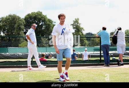 Andy Murray aus Großbritannien kommt am siebten Tag der Wimbledon Championships im All England Lawn Tennis and Croquet Club in Wimbledon zu einem Training an. Stockfoto