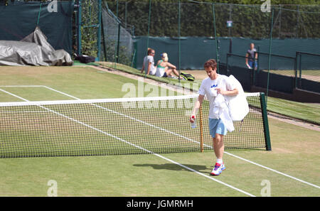 Andy Murray aus Großbritannien kommt am siebten Tag der Wimbledon Championships im All England Lawn Tennis and Croquet Club in Wimbledon zu einem Training an. Stockfoto