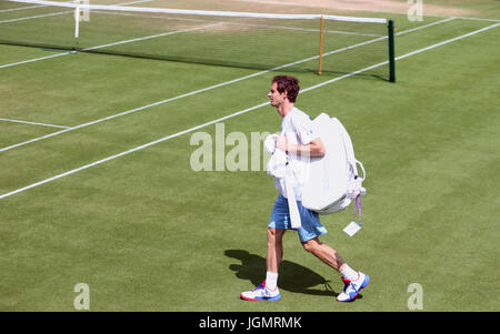 Der Brite Andy Murray kommt für eine Trainingseinheit am Tag sieben der Wimbledon Championships bei den All England Lawn Tennis and Croquet Club, Wimbledon. Stockfoto