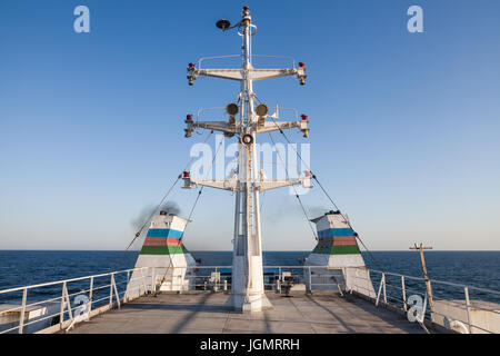 Farbbild des einige Antennen auf dem Deck ein Passagierschiff. Stockfoto