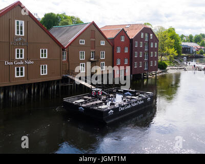 Die gute Nabo Pub idyllisch auf Bakklandet direkt am Fuße der alten Bybro am Fluss Nidelva Seite Trondheim Norwegen Stockfoto