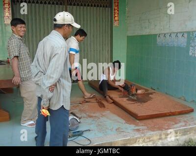 Tischler bei der Arbeit in Poipet Kambodscha altersschwachen verarmten Stadt an der Grenze von Thailand Stockfoto