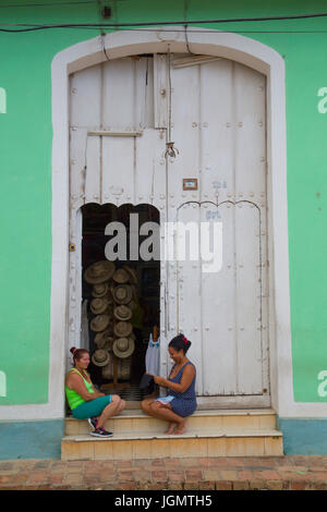 Einheimische Frauen sitzen in der Tür, Trinidad, UNESCO-Weltkulturerbe, Sancti Spiritus, Kuba Stockfoto