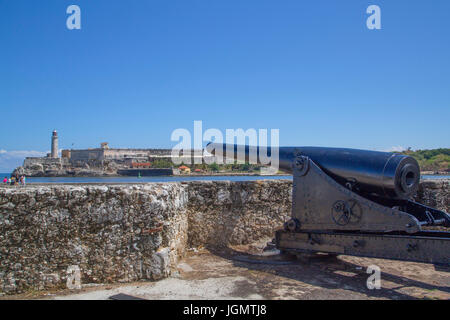 Vintage Gun am Castillo de San Salvador, Morro Festung (Hintergrund), zentrale Habana, Havana, Kuba Stockfoto