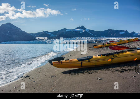 Kajak-Campingplatz in der Nähe von Gletscherfront Stockfoto