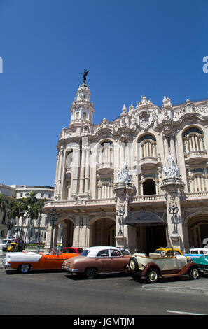 Oldtimer vor Grand Theater, Centro Habana, Havana, Kuba Stockfoto