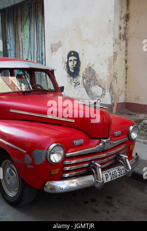 Jahrgang 1946 Ford mit Wandbild von Che Guevara, Centro Habana, Havana, Kuba Stockfoto