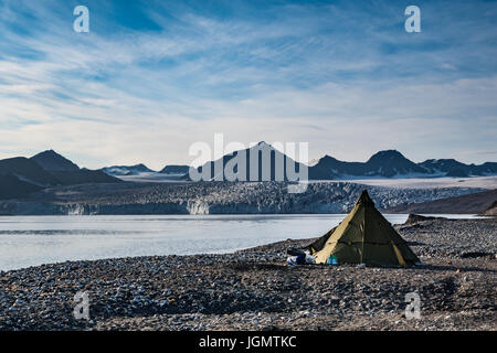 Camping Zelte in Svalbard Gletscher vorne Stockfoto