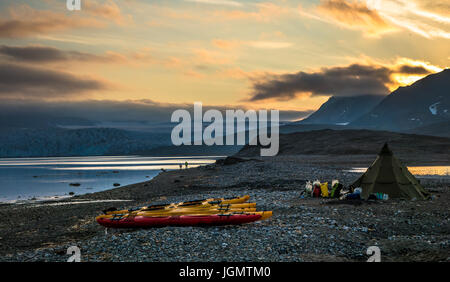 Kajak-Campingplatz in der Nähe von Gletscherfront in Svalbard Stockfoto