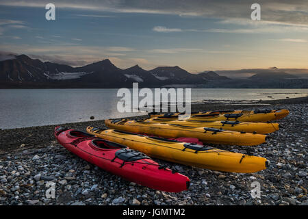 Kajak-Campingplatz in der Nähe von Gletscherfront in Svalbard Stockfoto