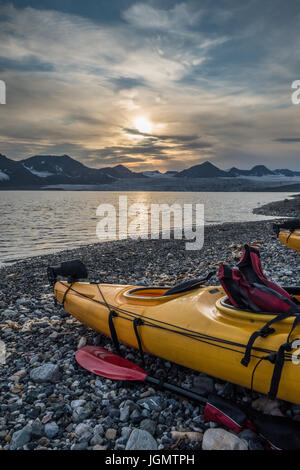 Kajak-Campingplatz in der Nähe von Gletscherfront Stockfoto