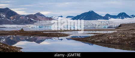 Campingplatz vor dem Gletscher, Svalbard Stockfoto