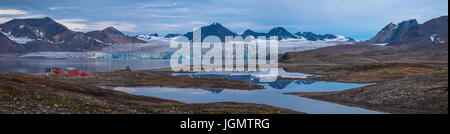 Campingplatz vor dem Gletscher, Svalbard Stockfoto