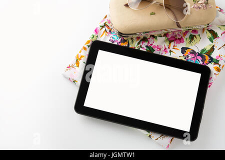 Oben, leere Tablet, Outfit lässig und moderne Frau auf isolierten weißen Hintergrund. Stockfoto