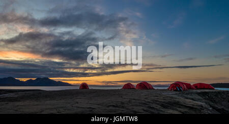 Camping-Zelte in Svalbard bei Mitternachtssonne Stockfoto