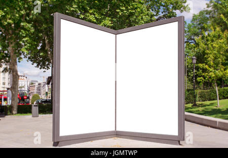 zwei Plakate in Stadt Straße, glatte Farbe ausgestellt. Mock-up Stockfoto