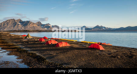 Camping-Zelte in Svalbard bei Mitternachtssonne Stockfoto