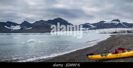 Kajak-Campingplatz in der Nähe von Gletscherfront in Svalbard Stockfoto