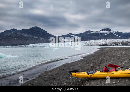 Kajak-Campingplatz in der Nähe von Gletscherfront in Svalbard Stockfoto