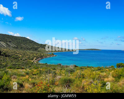 Kroatische Landschaft am Meer, in der Nähe von Primosten, Sommer 2016 Stockfoto