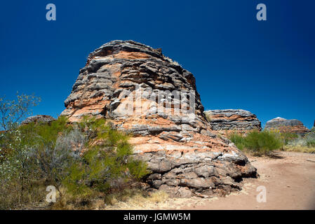 Hell und dunkel gebändert Sandstein-Felsformation, in der Nähe von Picaninny Schlucht, durch die Bungle Bungles Range, Purnululu National Park, Kimberley, Australien Stockfoto