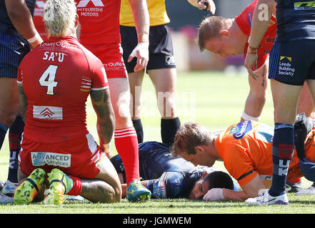 Leeds Rhinos Kallum Watkins liegt nach einem Zweikampf von Salford Red Devils Junior Sa'u (links), was zu Watkins, behandelt werden und Sa'u erhalten eine gelbe Karte, während die Betfred Super-League-Spiel im Stadium AJ Bell, Salford verletzten. Stockfoto