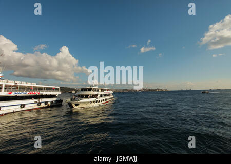 Stadt-Transport-System - Passagier Boote am Bosporus in schöner sonniger Tag, Istanbul, Türkei; Stockfoto