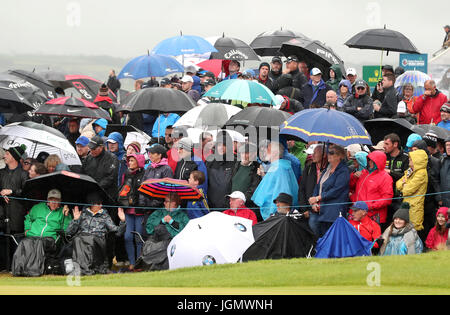 Fans Unterschlupf vor dem Regen, wie sie die Aktion am Tag vier der Dubai Duty Free Irish Open im Golfclub Portstewart zu sehen. Stockfoto