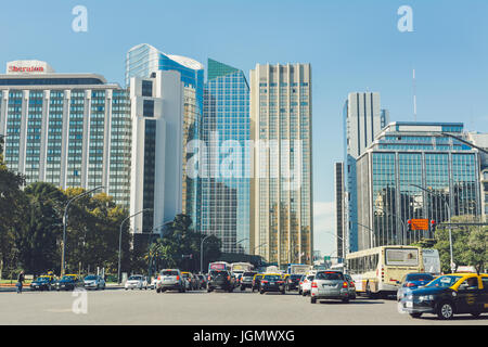 BUENOS AIRES, Argentinien - MAYO 09, 2017: Transit im Zentrum von Buenos Aires, auf der Libertador Avenue vor modernen Gebäuden Alem Ave Stockfoto