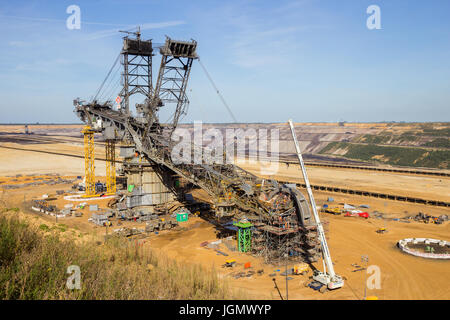 INDEN, Deutschland - 30. Juni 2012: Bau einer großen Bergbau Schaufelrad Bagger für Braunkohle im Tagebau-mine bei Inden, Germany Graben. Stockfoto