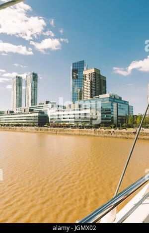 BUENOS AIRES, Argentinien - 9. Mai 2017: Kabel System der Puente De La Mujer, (Bridge Of Women) moderne Gebäude der Stadtteil Puerto Madero. Stockfoto