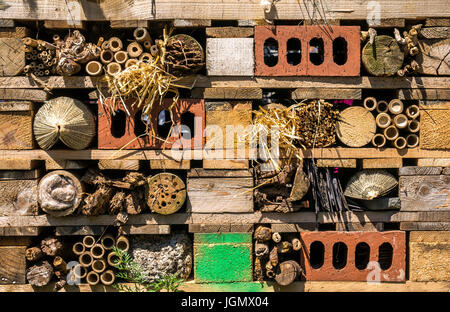 Nahaufnahme eines Insekt- oder Insektenhotels aus Ziegeln, Bambusrohr und Holz auf der RHS Flower Show, Großbritannien Stockfoto