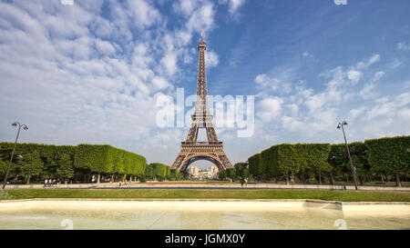 Blick auf den Park in den Eiffelturm in Paris Stockfoto